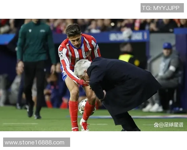 AC米兰大胜皇马五球横扫全场引发争议判罚热议 AC米兰大胜皇马五球横扫全场引发争议判罚热议